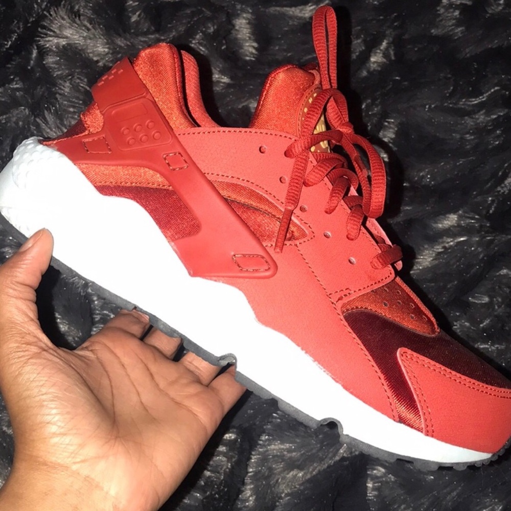 WOMEN’S AIR HUARACHE NIKE RUN. HOT ITEM 🔥